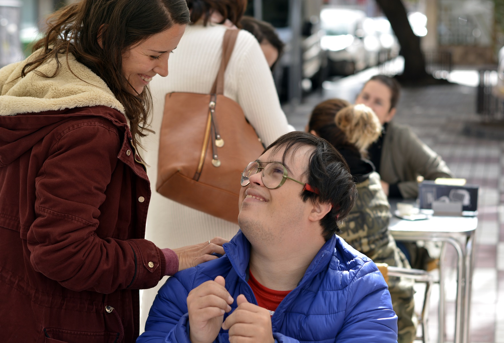 Voluntaria con persona con síndrome de Down
