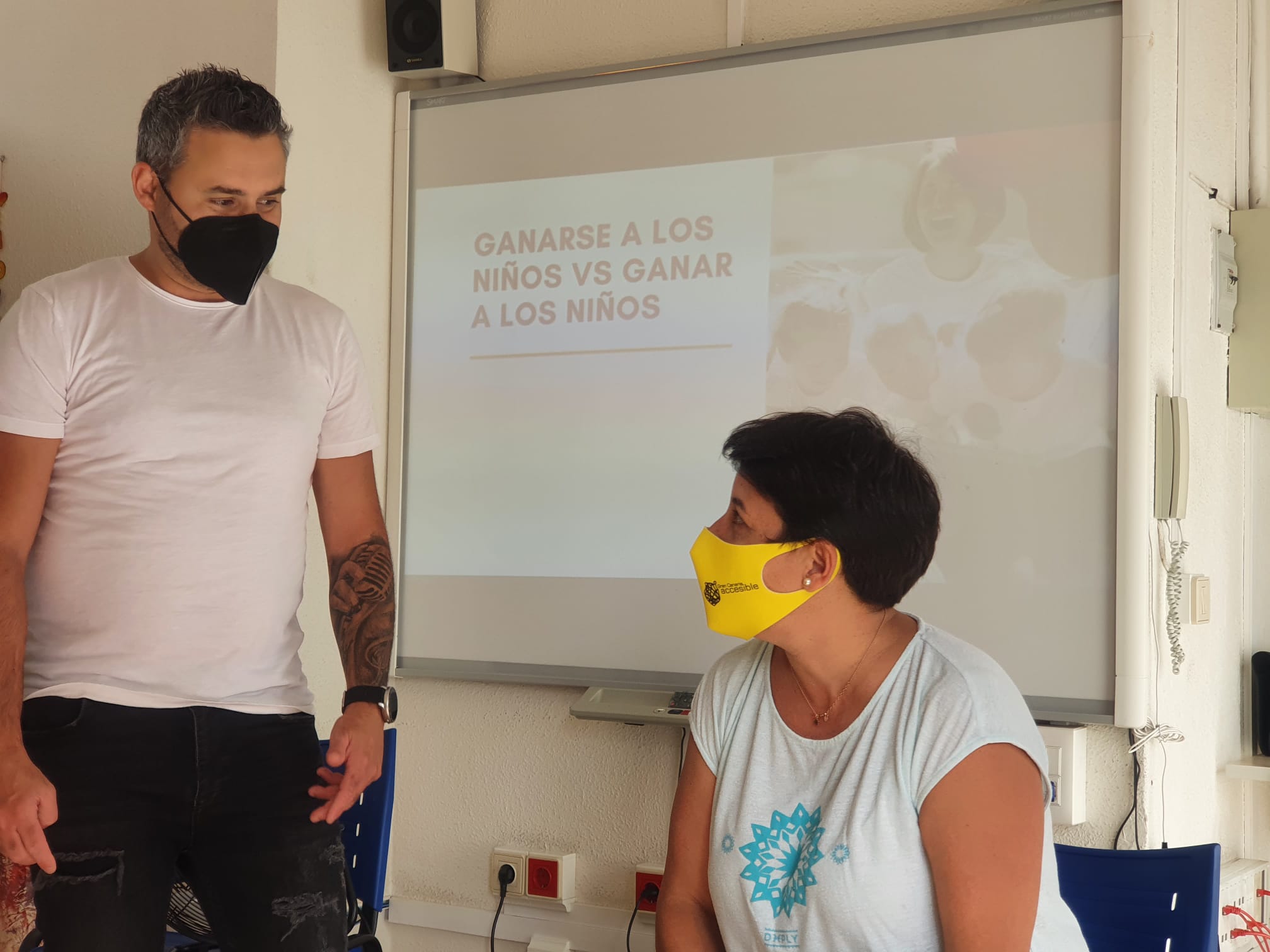 Familias participando en el taller de emociones