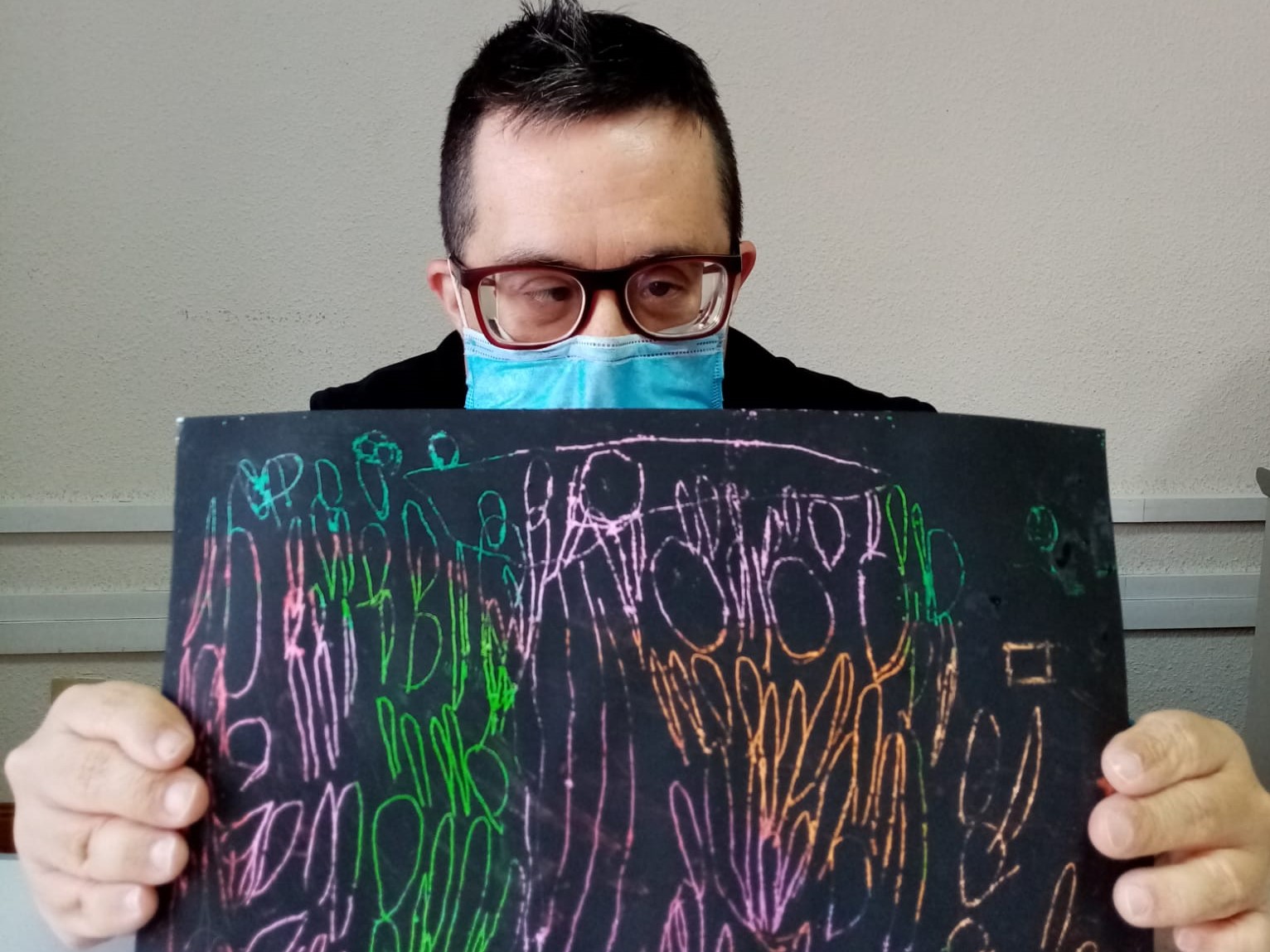 Persona con síndrome de Down manteniendo un dibujo