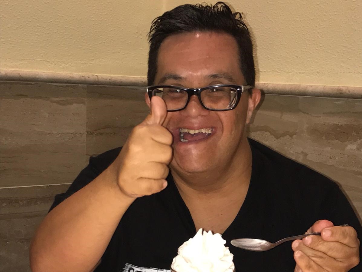 Persona con síndrome de Down saludando