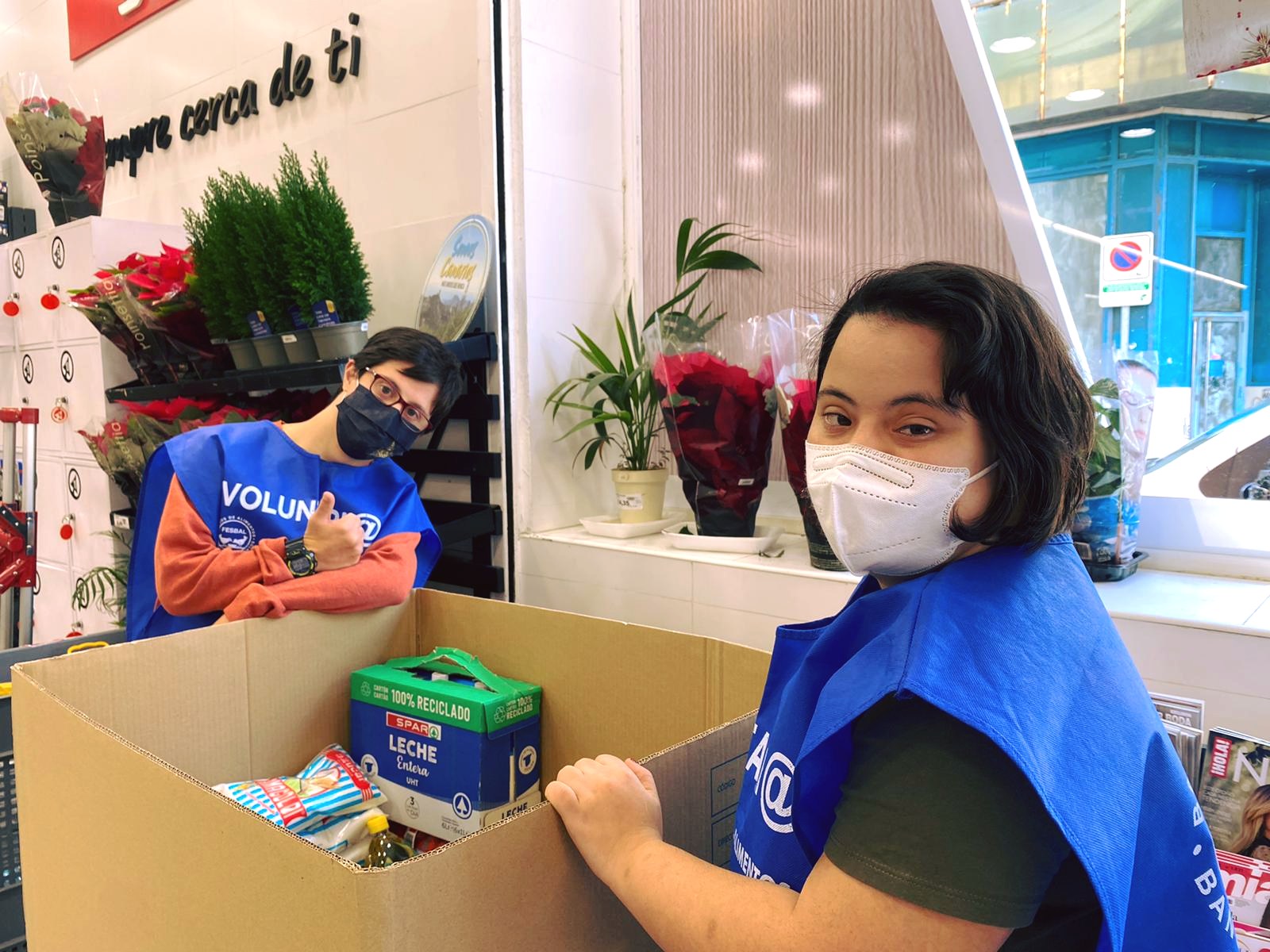 Personas con síndrome de Down haciendo voluntariado