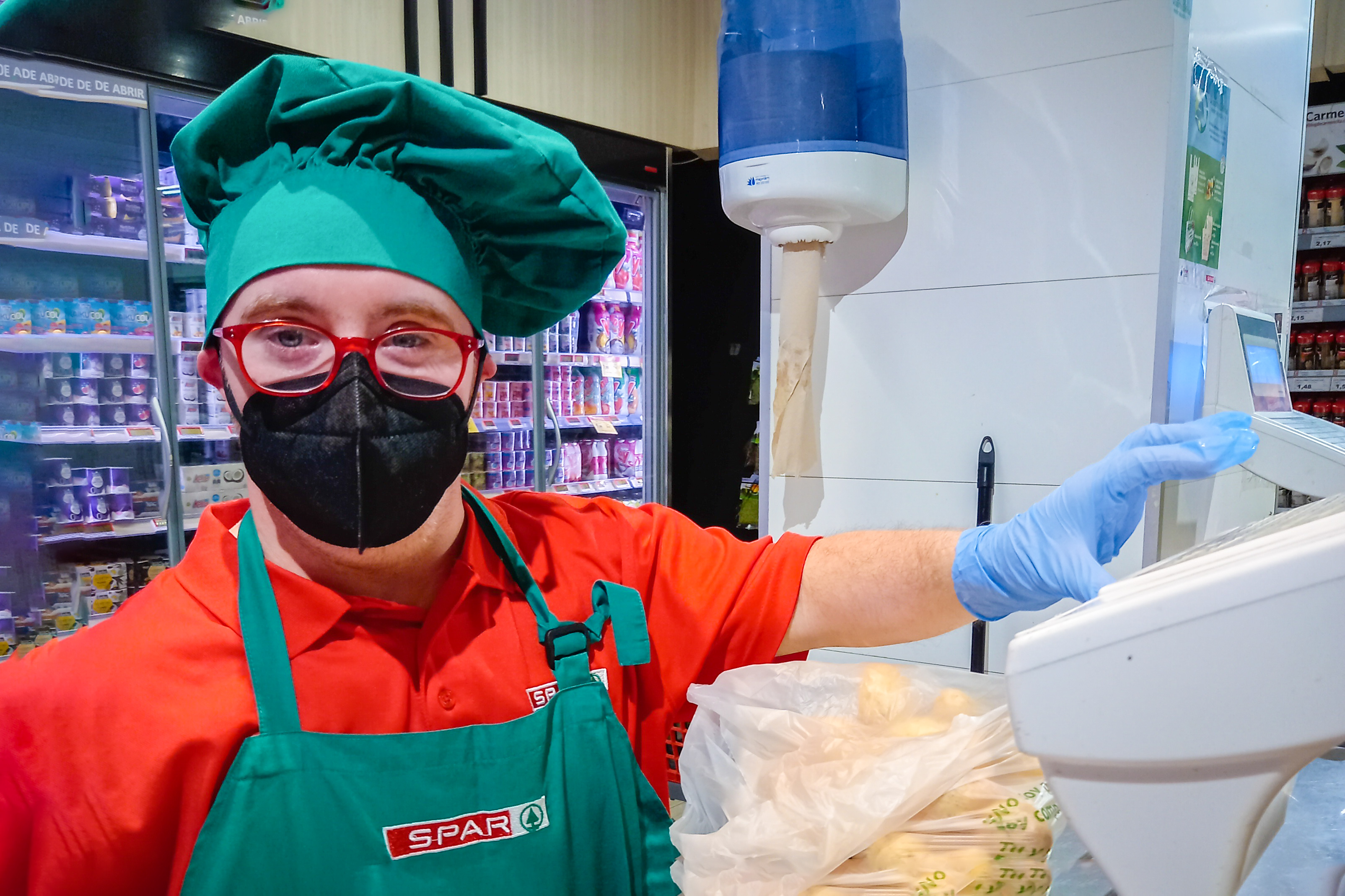 Persona con síndrome de Down trabajando en un SPAR