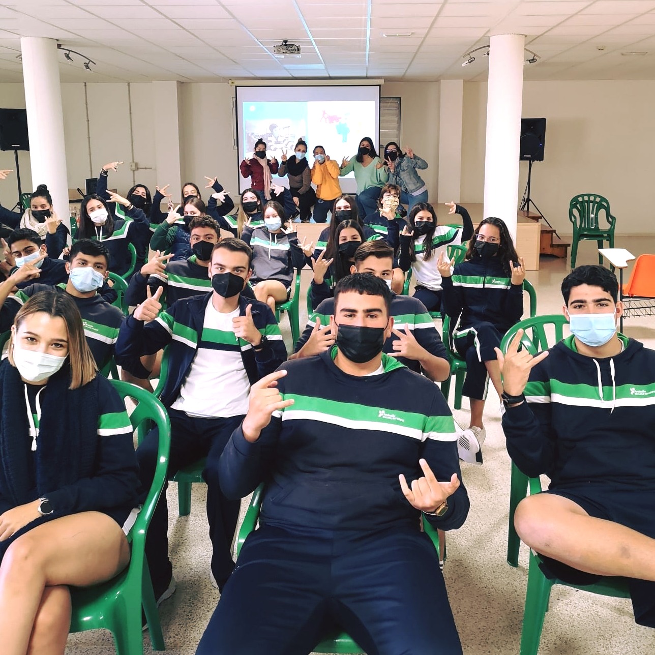 Grupo de jóvenes de centro escolar