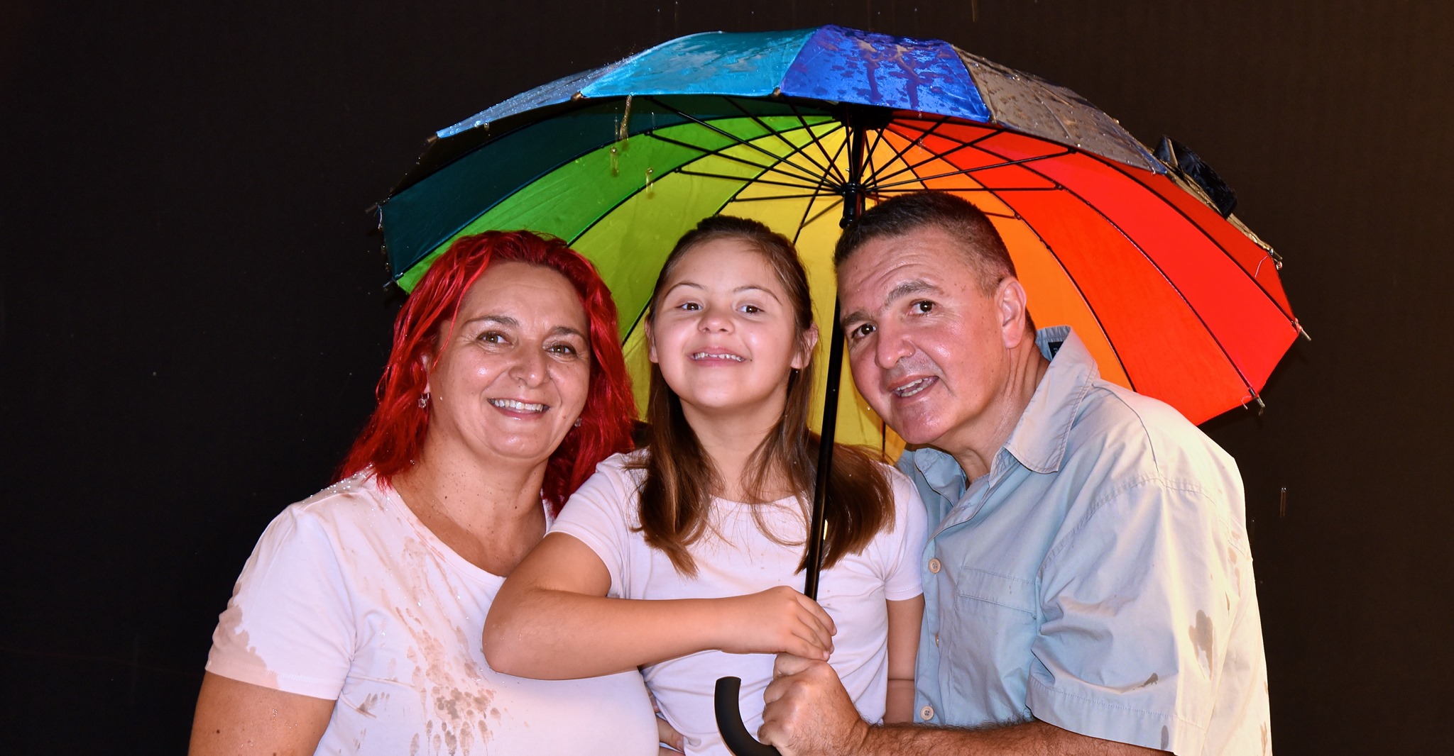 Joven con síndrome de Down y familia