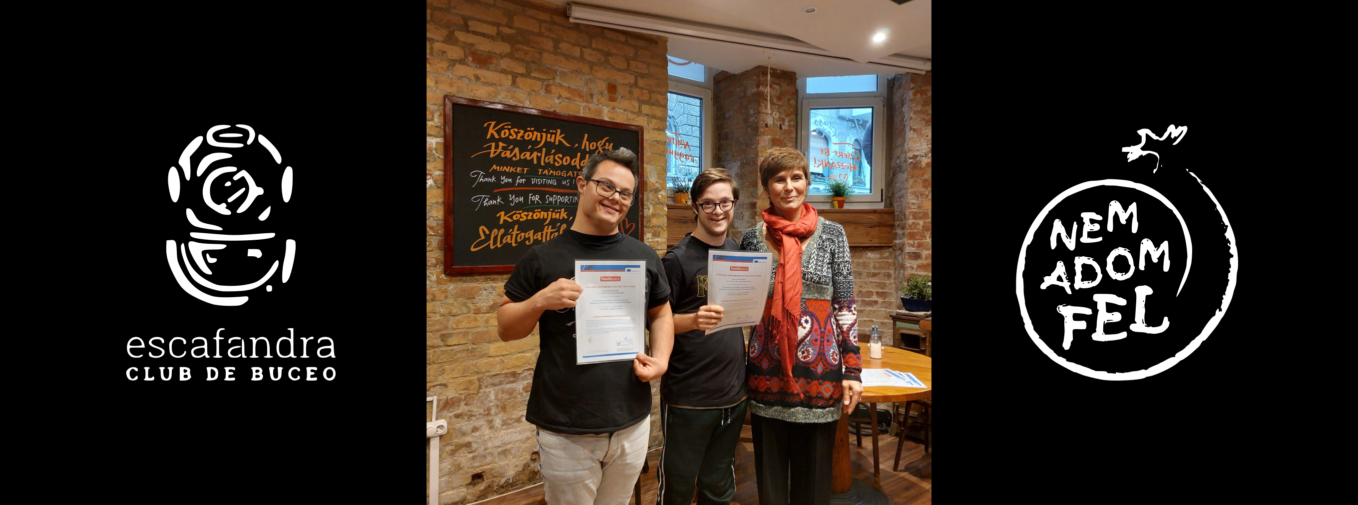 Héctor Santana y Carlos Luelmo recibiendo el certificado de voluntariado en Budapest.