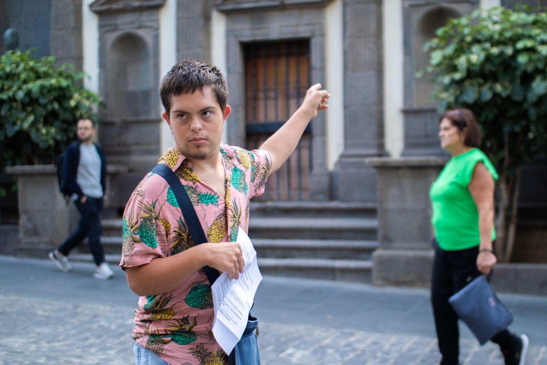 Un guía de ruta señalando con el dedo