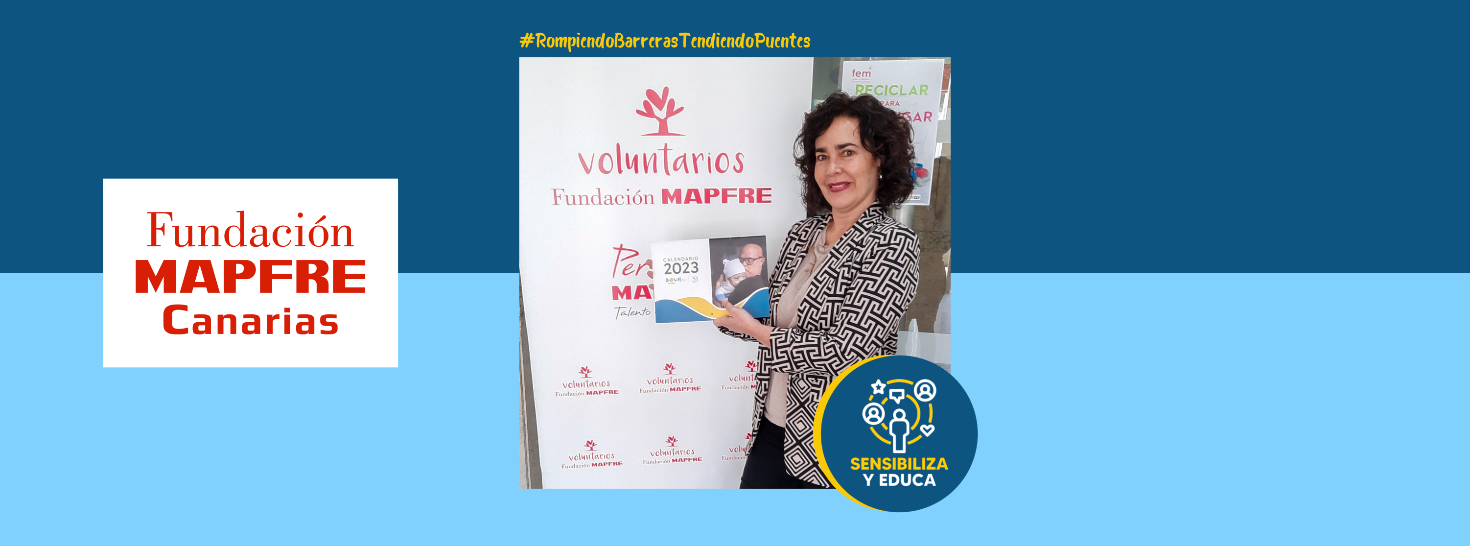Foto de Arancha González, embajadora de la Fundación Mapfre Canarias, con uno de los Calendarios Solidarios 2023 de Down Las Palmas