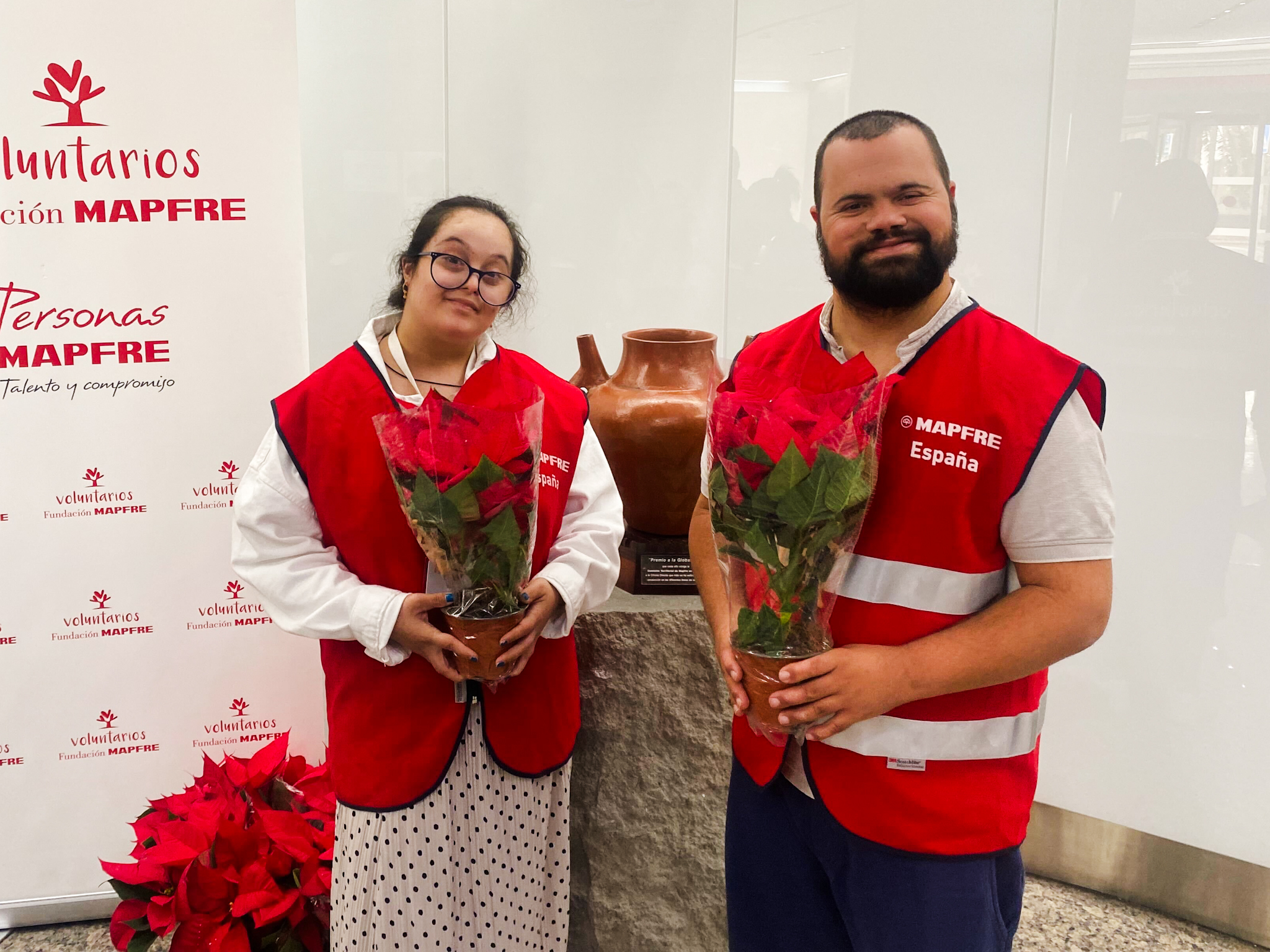 Dos personas haciendo voluntariado