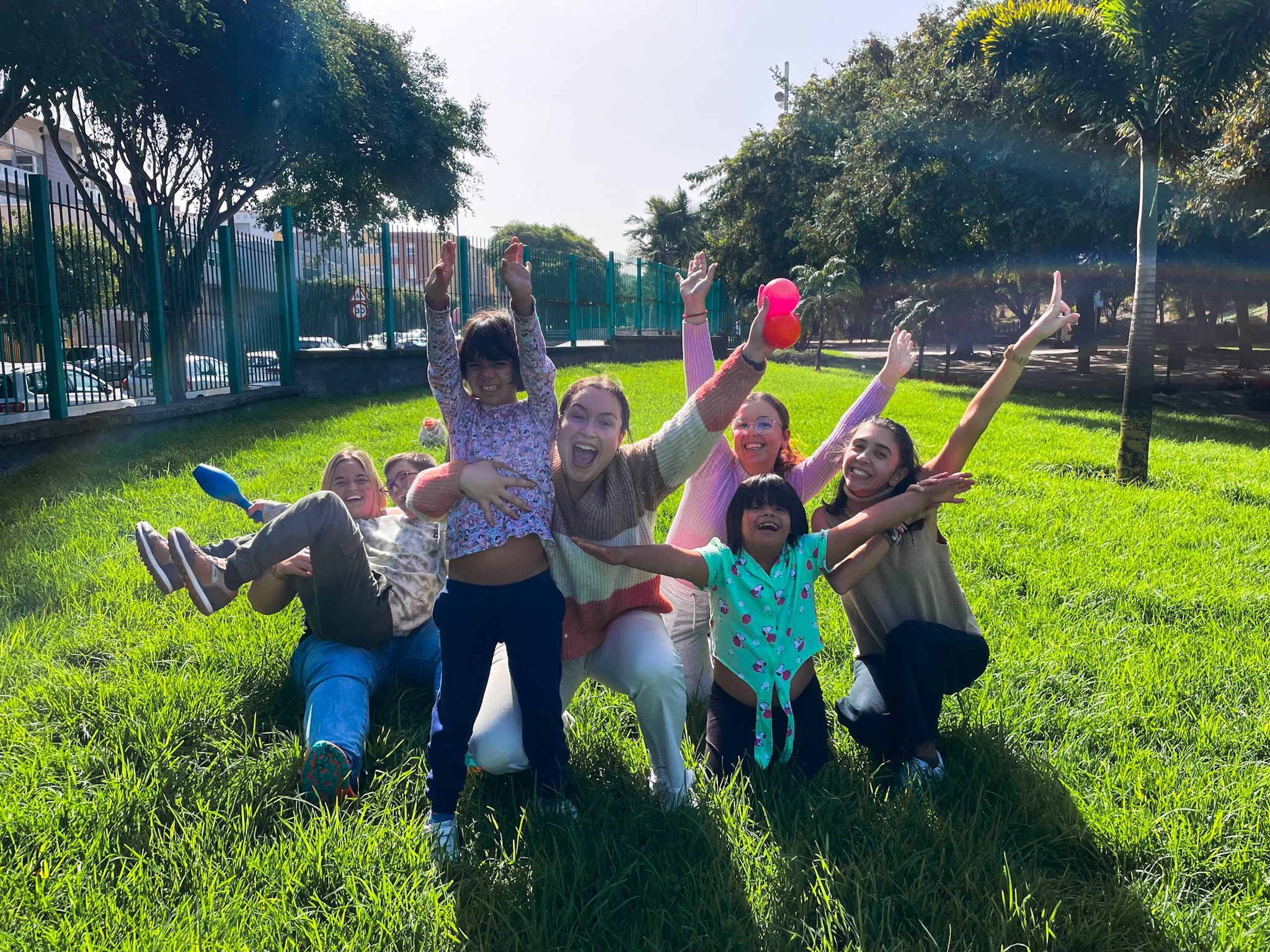 Grupo de niños en el parque pasándoselo bien