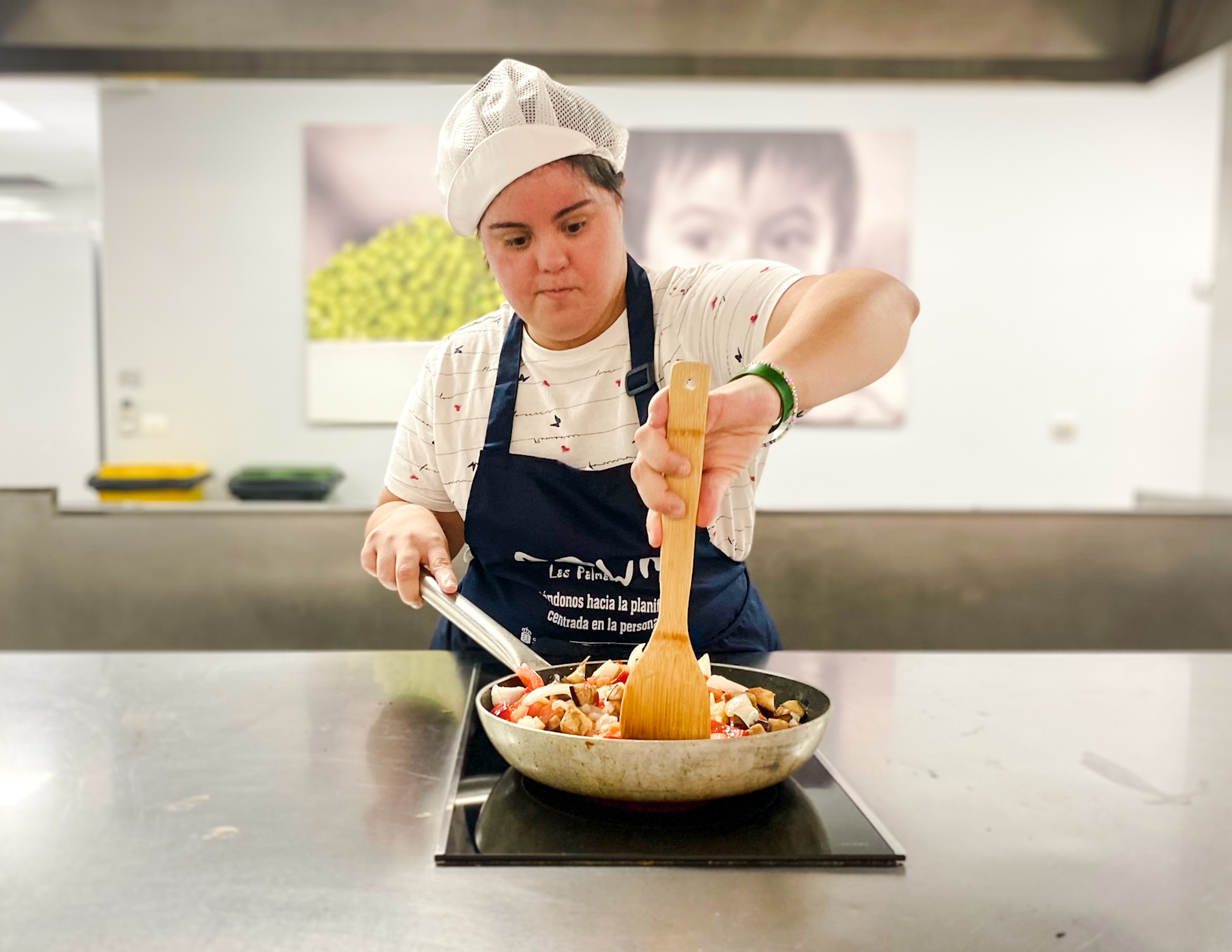 Chica cocinando