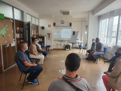 Familias participando en taller de emociones