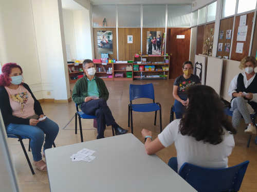 Familias participando en el taller de emociones