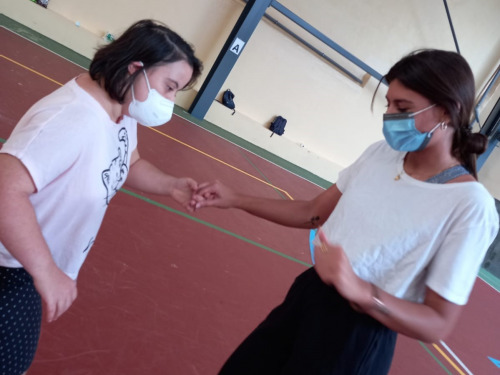 Joven con síndrome de Down bailando con voluntaria