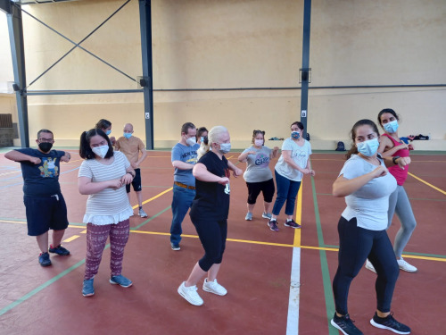 Grupo de baile preparando coreografía